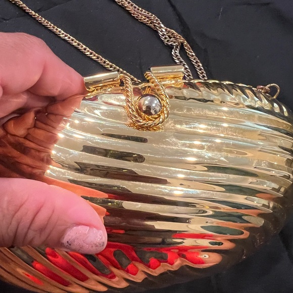 Shimmering Vintage-  Shell Clutch with Chain Strap - Picture 4 of 16